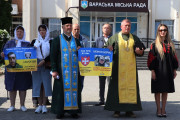 Вшанування зниклих безвісти та полонених військовослужбовців: у Вараші замайорів чорно-білий "Прапор Надії"