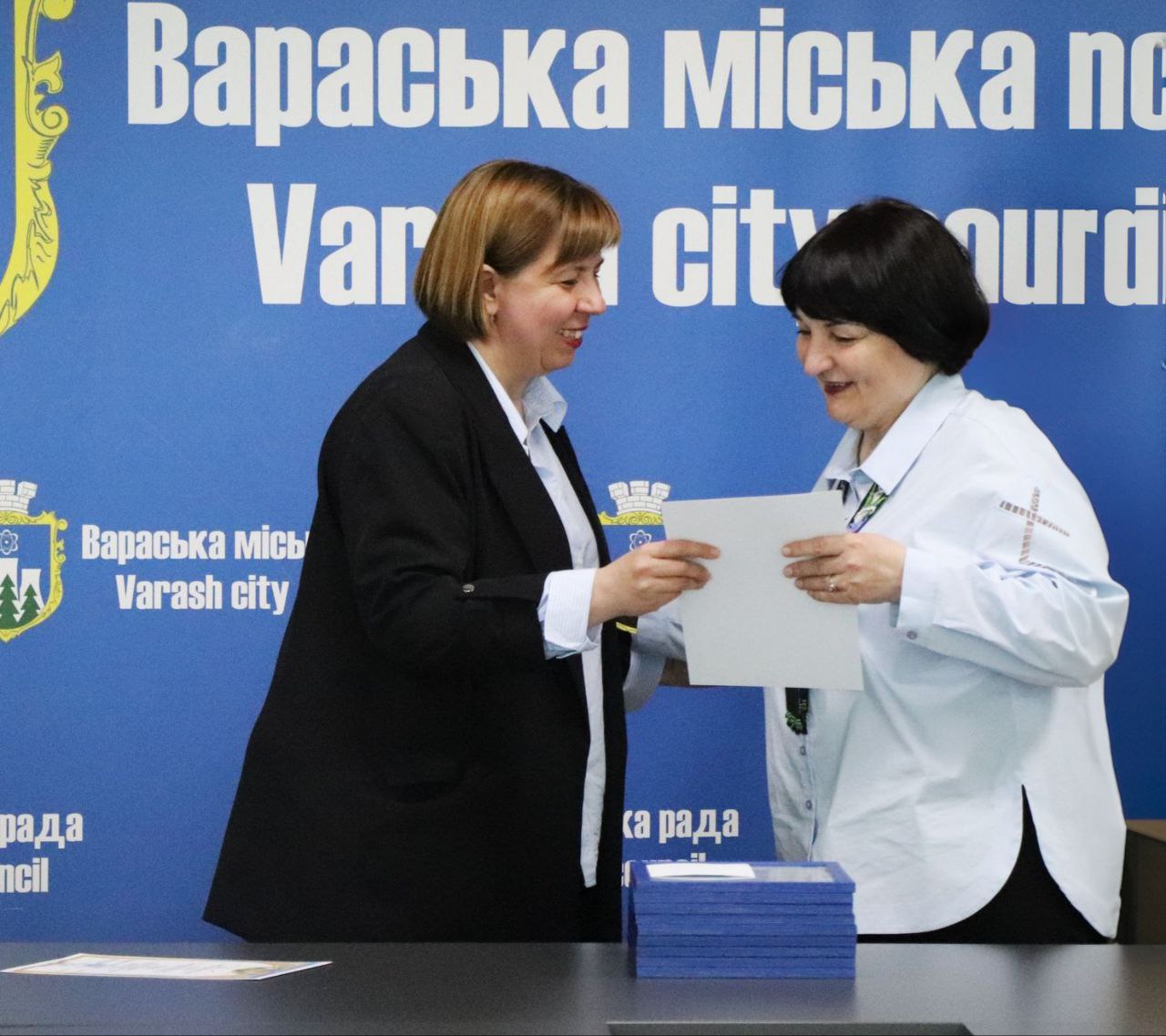 директор Департаменту культури, туризму, молоді та спорту нагороджує викладача Вараської мистецької школи
