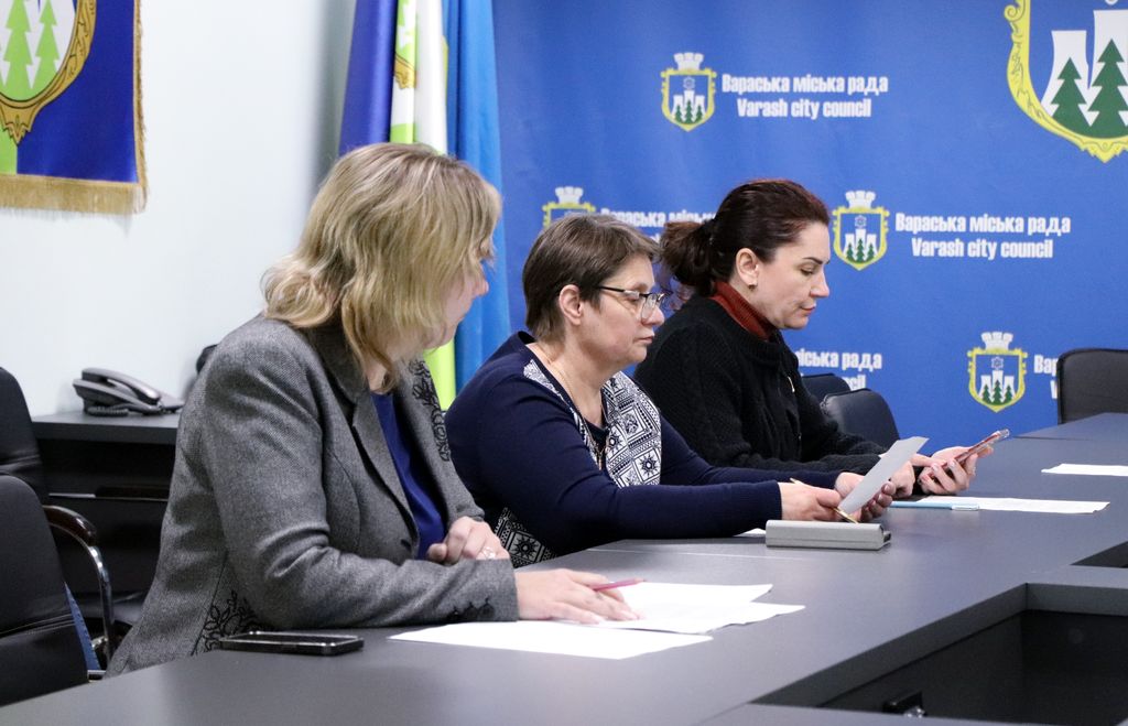 Засідання комісії з питань захисту прав дитини. На фото - члени комісії за роботою.
