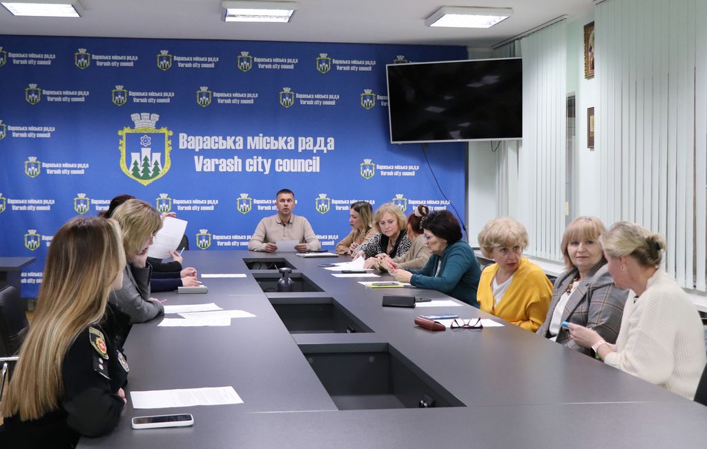 Засідання комісії з питань захисту прав дитини. Очолює засідання заступник міського голови Роман Хондока. 