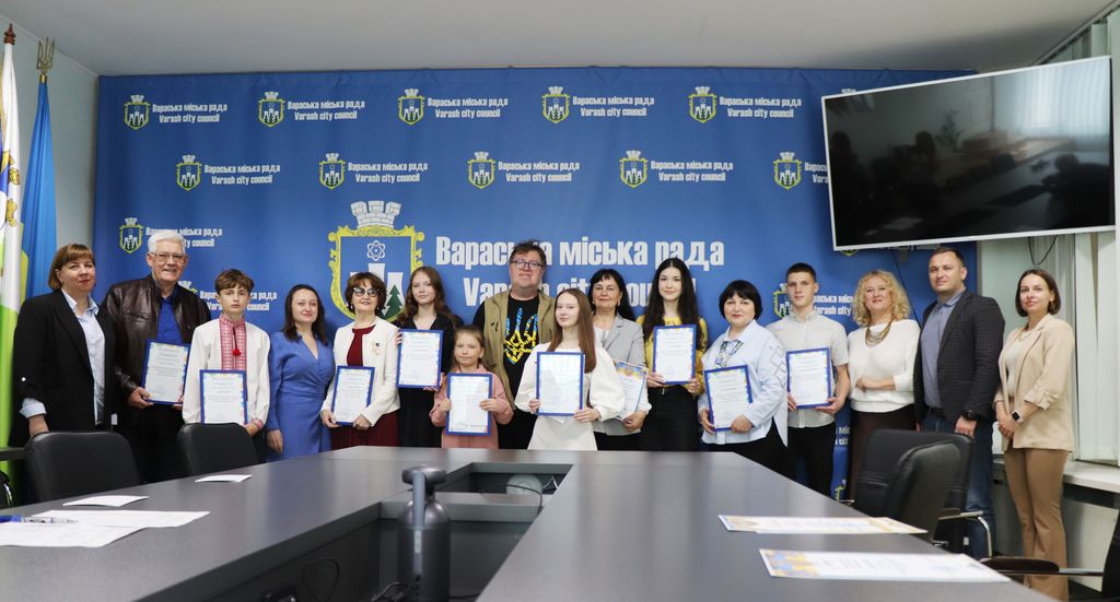 Спільне фото нагороджених митців, що тримають грамоти спільно з міським головою, заступником міського голови та директором Департаменту культури, туризму, молоді та спорту