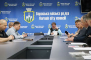 На фото зображене засідання виконавчого комітету Вараської міської ради у зеленій залі на чолі з міським головою м.Вараш Олександром Мензулом.