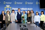 З нагоди 30-річчя Державної казначейської служби України міський голова Вараша Олександр Мензул відзначив працівників управління Державної казначейської служби у м.Вараш та виконавчого комітету Вараської міської ради. На фото зображено спільну світлину Олександра Мензула з нагородженими працівниками на фоні символіки Вараської міської ради.