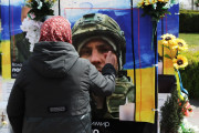 Пам’ятний захід та фотопроєкт до Дня матері: у Вараші вшанували матерів Героїв України